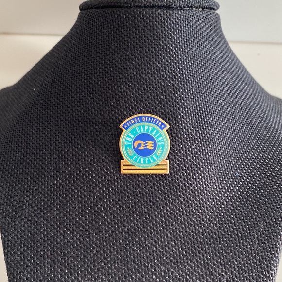 VTG Princess Cruise Ship First Officer The Captain’s Circle Lapel Pin Souvenir - Picture 2 of 7